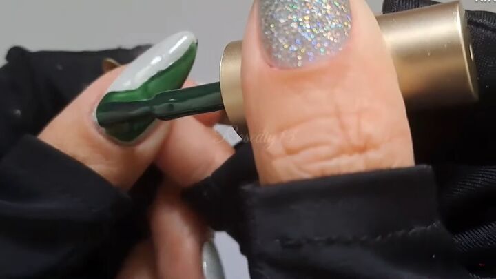 how to diy cute green and white swirl nails, Adding accent color
