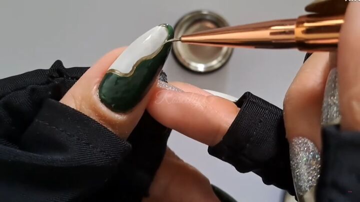 how to diy cute green and white swirl nails, Adding metallic detail