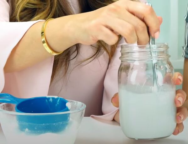 how to diy a super easy coconut milk shampoo, Mixing