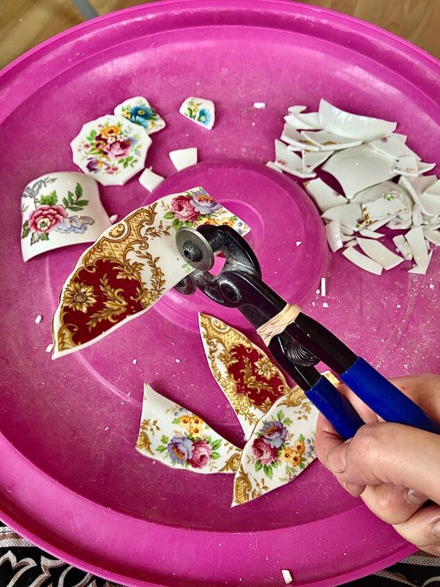 how to use your old saucers and plates to create jewellery, Wheeled tile nippers