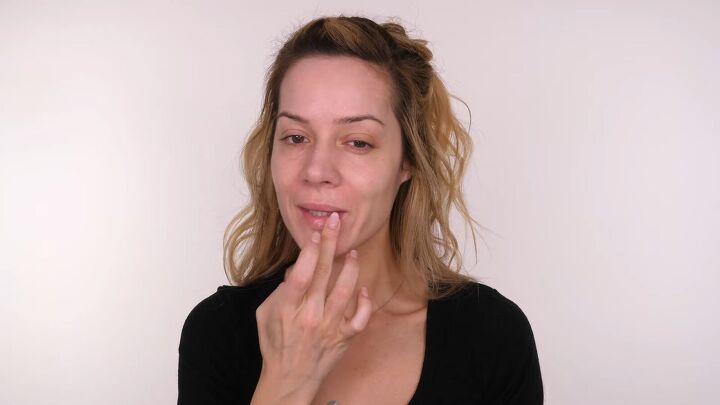 super simple everyday makeup tutorial, Nourishing the lips