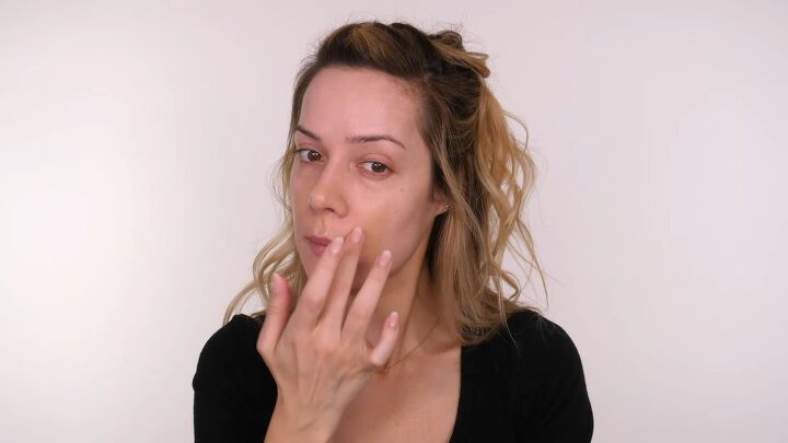 super simple everyday makeup tutorial, Applying concealer