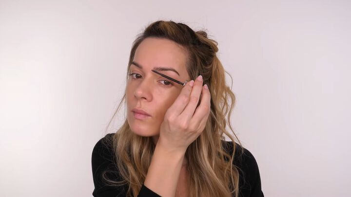 super simple everyday makeup tutorial, Applying brow gel