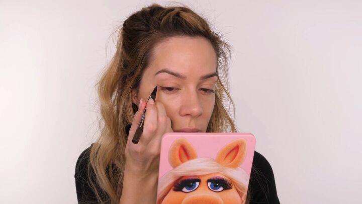 super simple everyday makeup tutorial, Applying liquid eyeliner