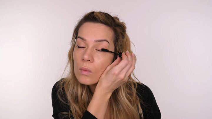 super simple everyday makeup tutorial, Applying mascara