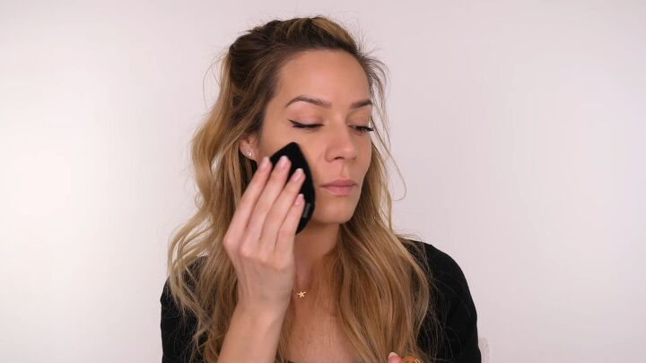 super simple everyday makeup tutorial, Applying bronzer