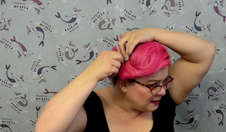 easy vintage updo tutorial, Pinning the curl