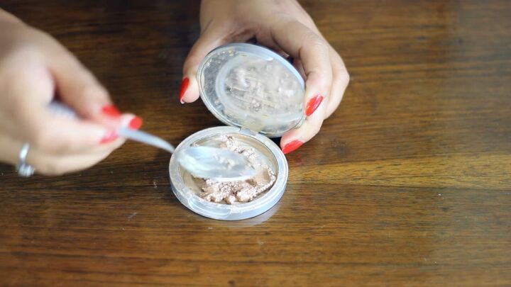 super easy hack how to fix broken powder makeup, Returning mixture to container