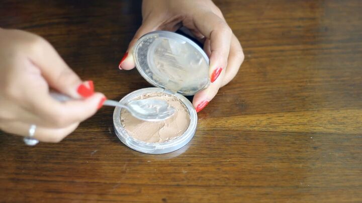 super easy hack how to fix broken powder makeup, Smoothing mixture
