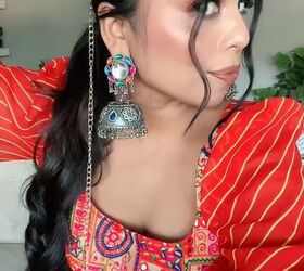 She grabs a purse chain and pulls off this genius ponytail trick