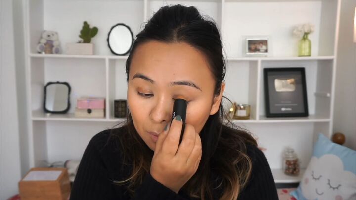 super easy light makeup no foundation look, Applying color to eyes