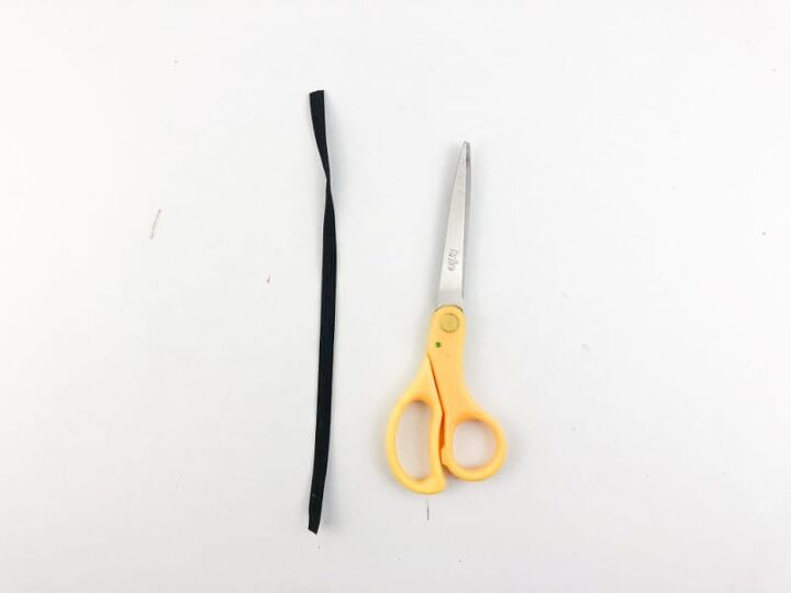 scrunchie sewing tutorial, scissors and elastic