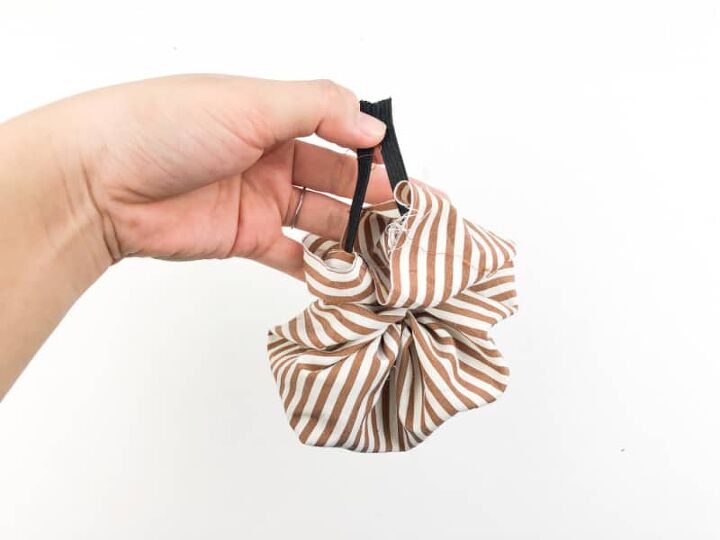 scrunchie sewing tutorial, inserting elastic into fabric