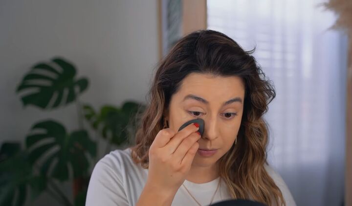 how to create a glam orange eye makeup look, Applying powder