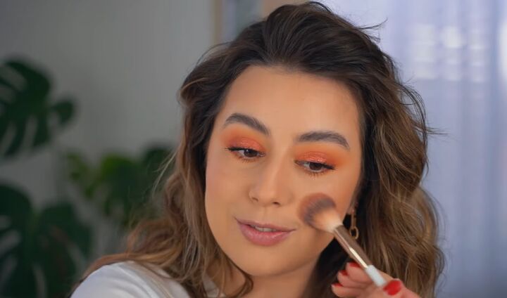 how to create a glam orange eye makeup look, Applying blush