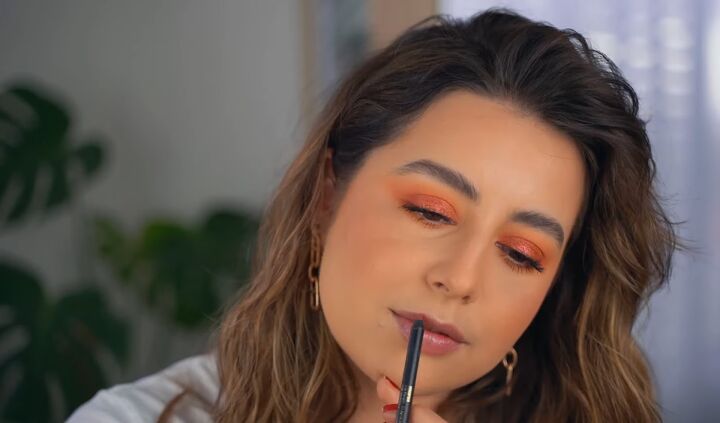 how to create a glam orange eye makeup look, Lining lips