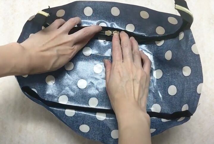 how to sew a super cute fanny pack, Binding the seams