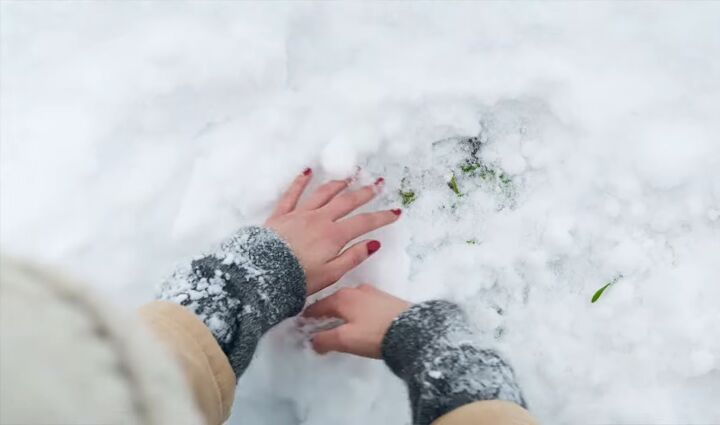 easy winter hand routine for smooth and healthy skin, Hands in snow