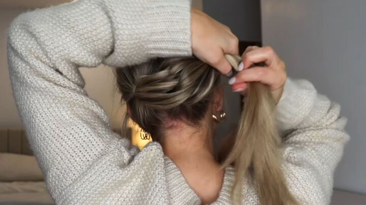 hair tutorial elegant bun hairstyle in 2 different ways, Pinning hair