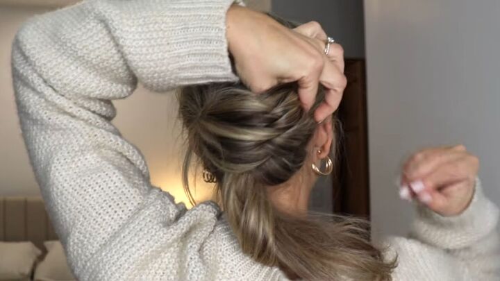 hair tutorial elegant bun hairstyle in 2 different ways, Wrapping hair