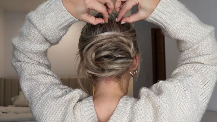 hair tutorial elegant bun hairstyle in 2 different ways, Adding texture