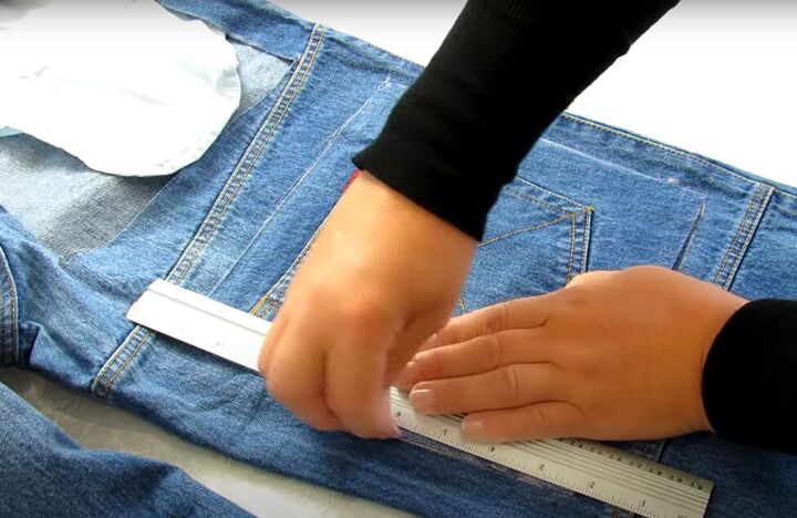 how to diy a super easy jean bag, Marking jeans