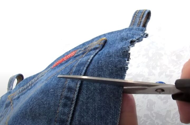 how to diy a super easy jean bag, Fraying the edges