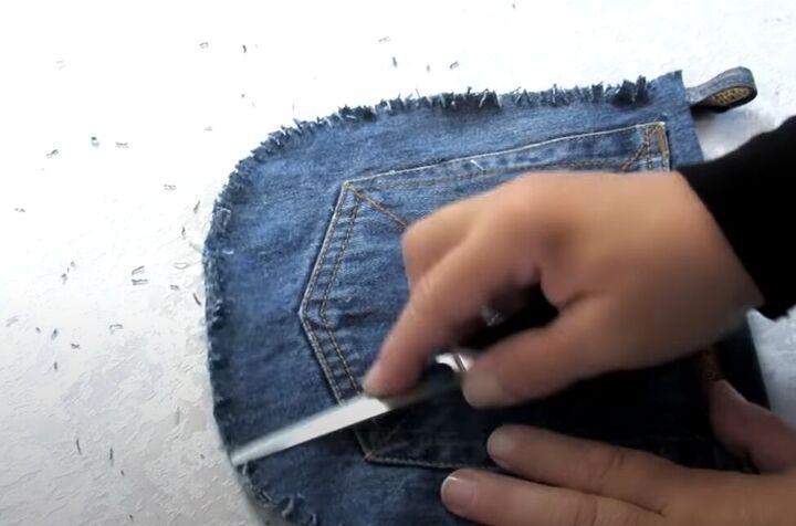 how to diy a super easy jean bag, Fraying the edges
