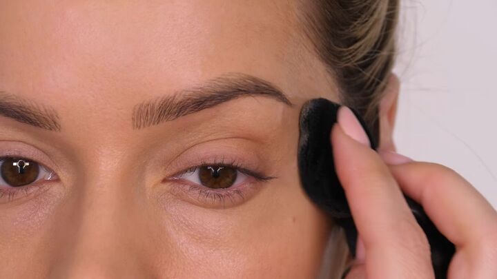 3 easy eye lift makeup hacks to look more youthful, Applying setting powder