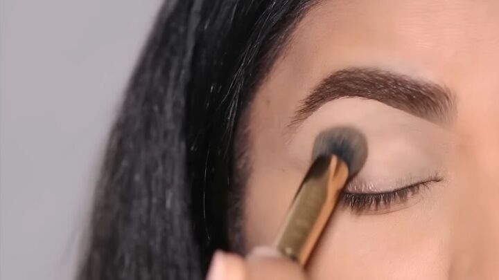 easy and glam cut crease eye makeup tutorial, Applying setting powder