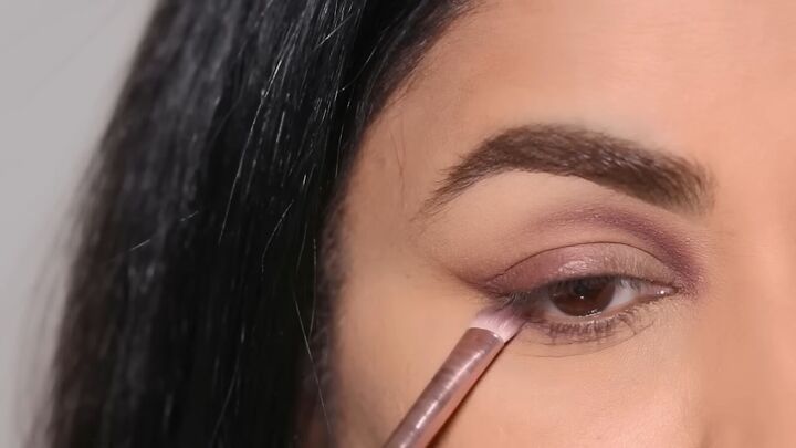 easy and glam cut crease eye makeup tutorial, Defining lower lash line