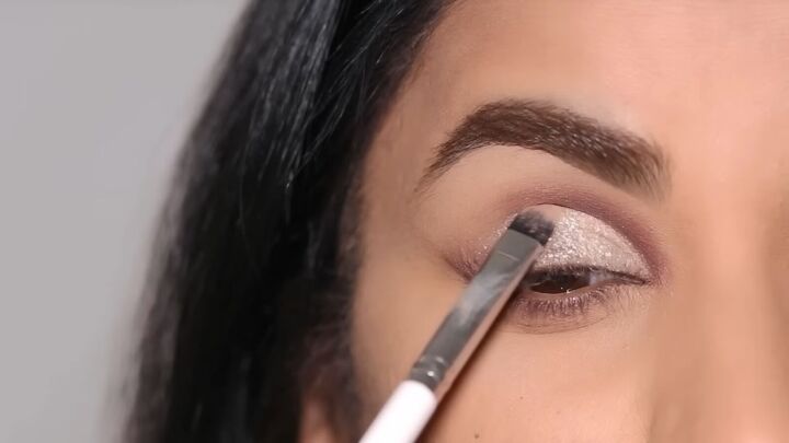 easy and glam cut crease eye makeup tutorial, Applying gold shimmer