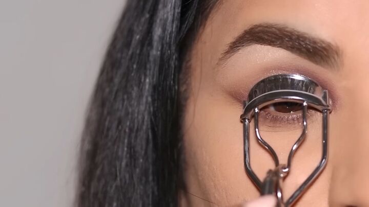 easy and glam cut crease eye makeup tutorial, Curling lashes