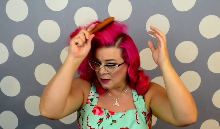 glam 1940s hairstyle tutorial, Smoothing the hair