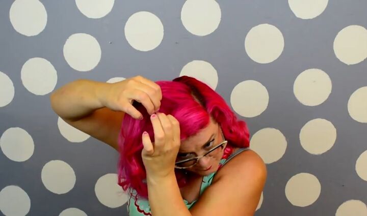 glam 1940s hairstyle tutorial, Splitting hair
