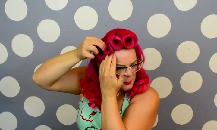 glam 1940s hairstyle tutorial, Pulling curls out
