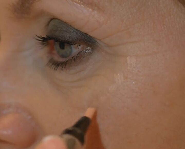 easy radiant makeup tutorial for mature skin, Applying highlighter