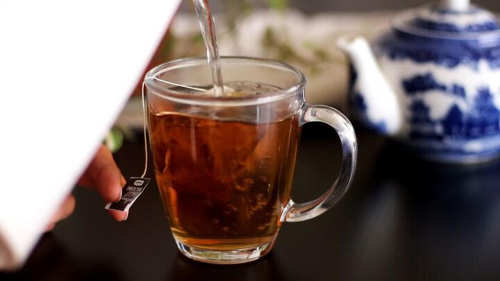 super easy diy tea rinse for healthy hair, Brewing tea