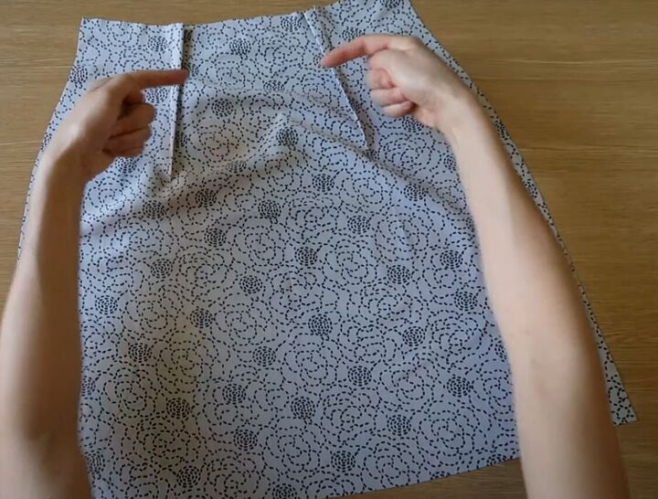 how to sew a super cute mini skirt, Front and back darts