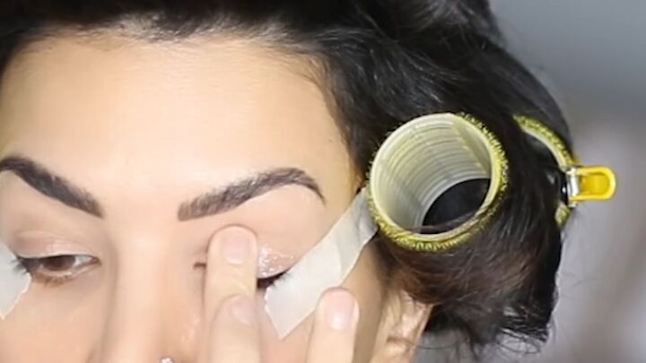 makeup tutorial super easy winged eyeliner hack, Applying eyeshadow