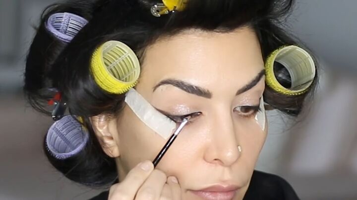 makeup tutorial super easy winged eyeliner hack, Applying eyeliner