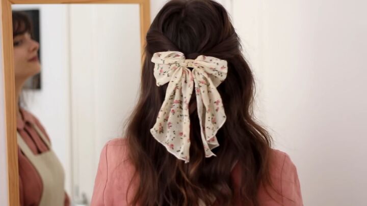 15 quick and easy cottagecore hairstyle ideas, Half pony with a bow clip