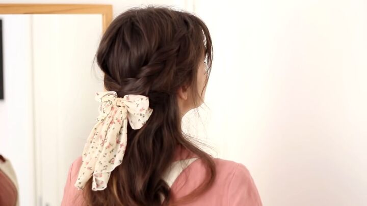 15 quick and easy cottagecore hairstyle ideas, French braided half pony with a bow clip