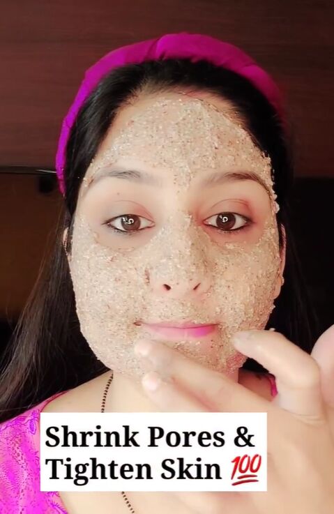 this diy mask helps open pores and get rid of wrinkles, Applying DIY flaxseed mask to the skin