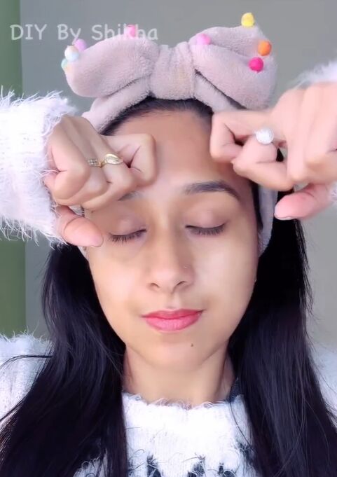 tutorial how to properly massage your face at home, Forehead massage