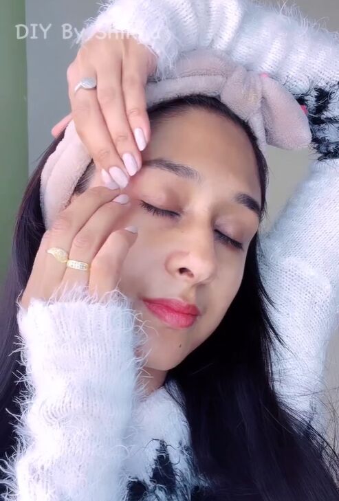 tutorial how to properly massage your face at home, Eye massage