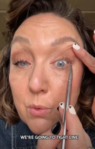 easy reverse eyeliner hack for aging and sensitive eyes, Tight lining the lashes