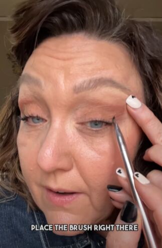 easy reverse eyeliner hack for aging and sensitive eyes, Drawing a line