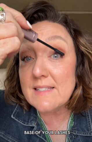 easy reverse eyeliner hack for aging and sensitive eyes, Applying mascara
