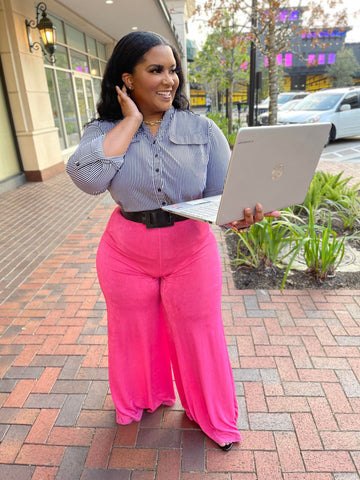 1 pant 3 ways how to style the pink overflow pants morgan b style, Morgan B holding a laptop while wearing a black and white stripe button down shirt with pink overflow pants